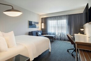 أسرّة بطبقة علوية مريحة ومكتب ومساحة عمل للكمبيوتر المحمول وستائر تعتيم