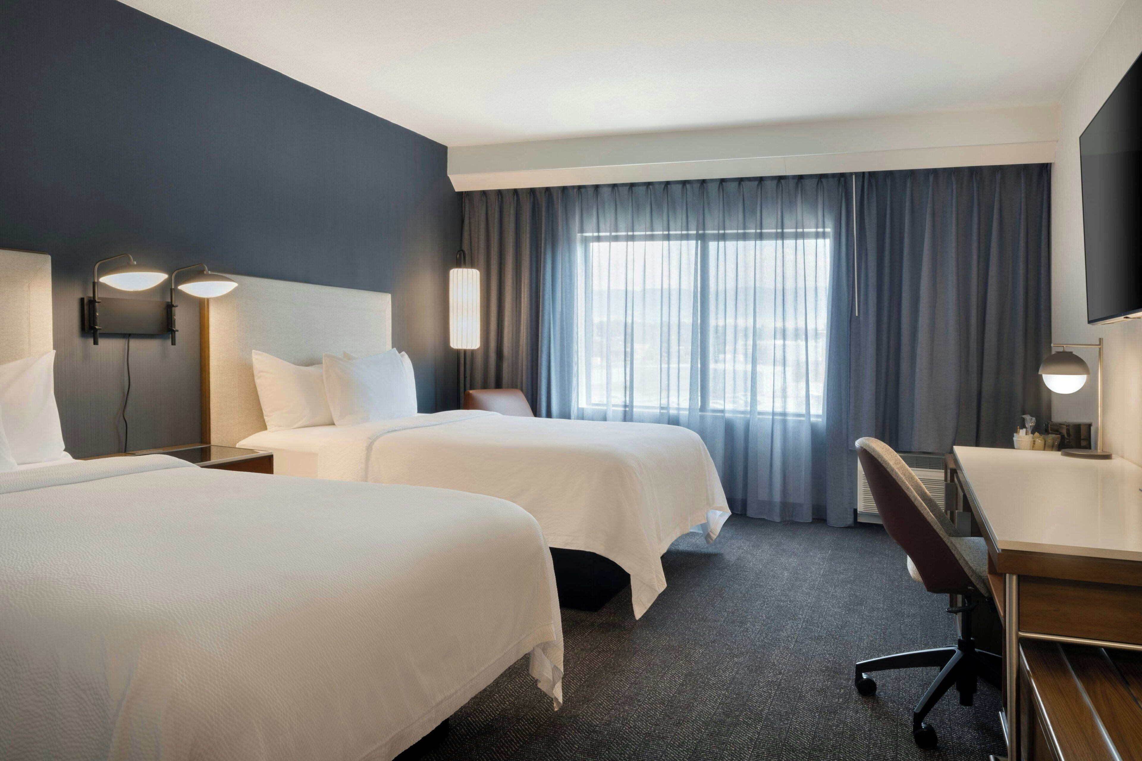 Rum - 2 queensize-sängar | Bäddmadrasser, skrivbord, arbetsyta för laptop och mörkläggningsgardiner