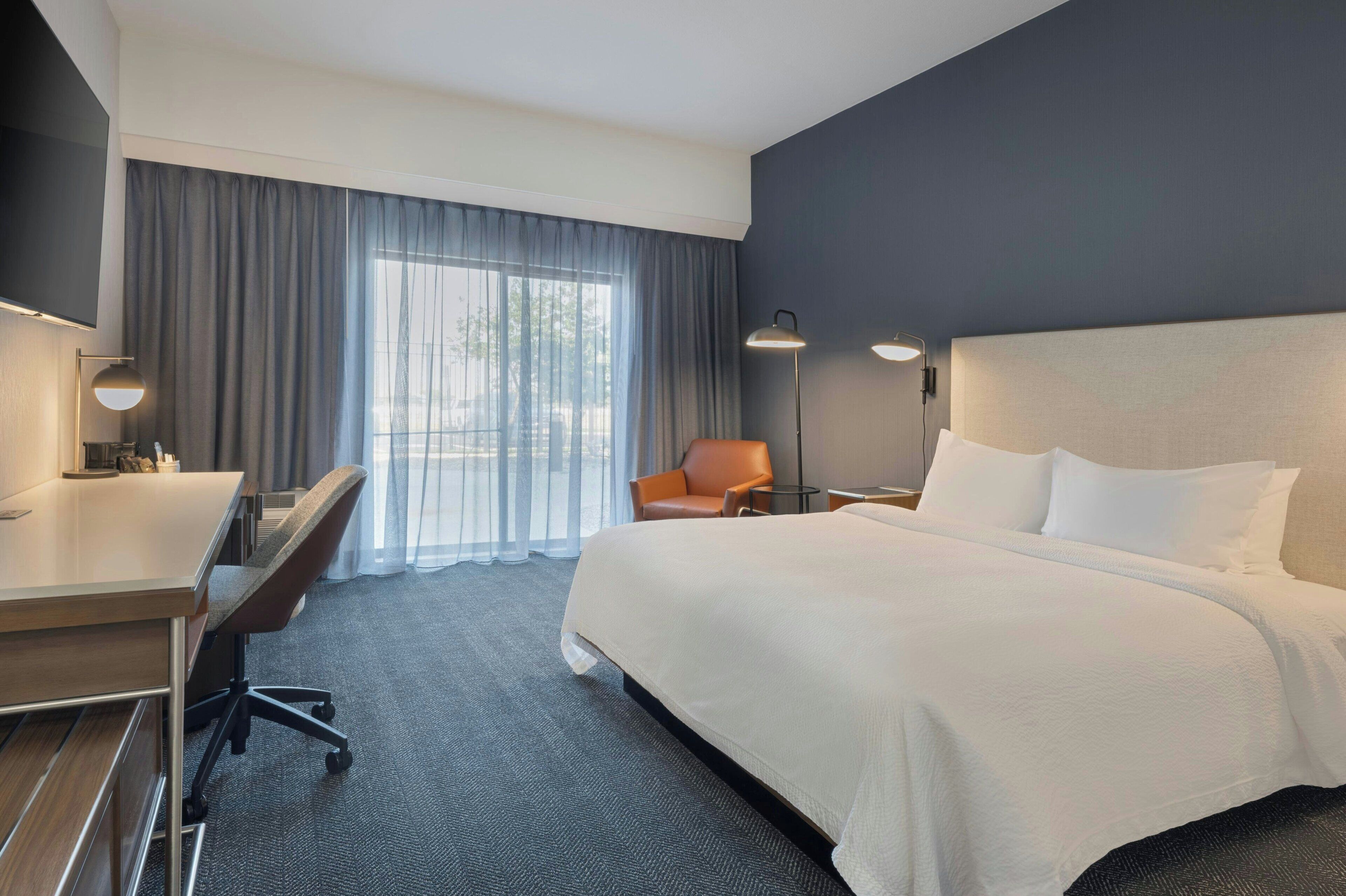 Camas com colchões pillow-top, escrivaninha