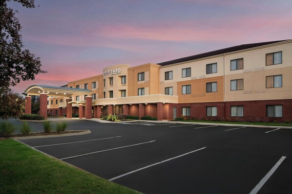 A Courtyard by Marriott hotel with a spacious parking lot and a modern building facade. - Courtyard Knoxville Airport Alcoa (Alcoa)