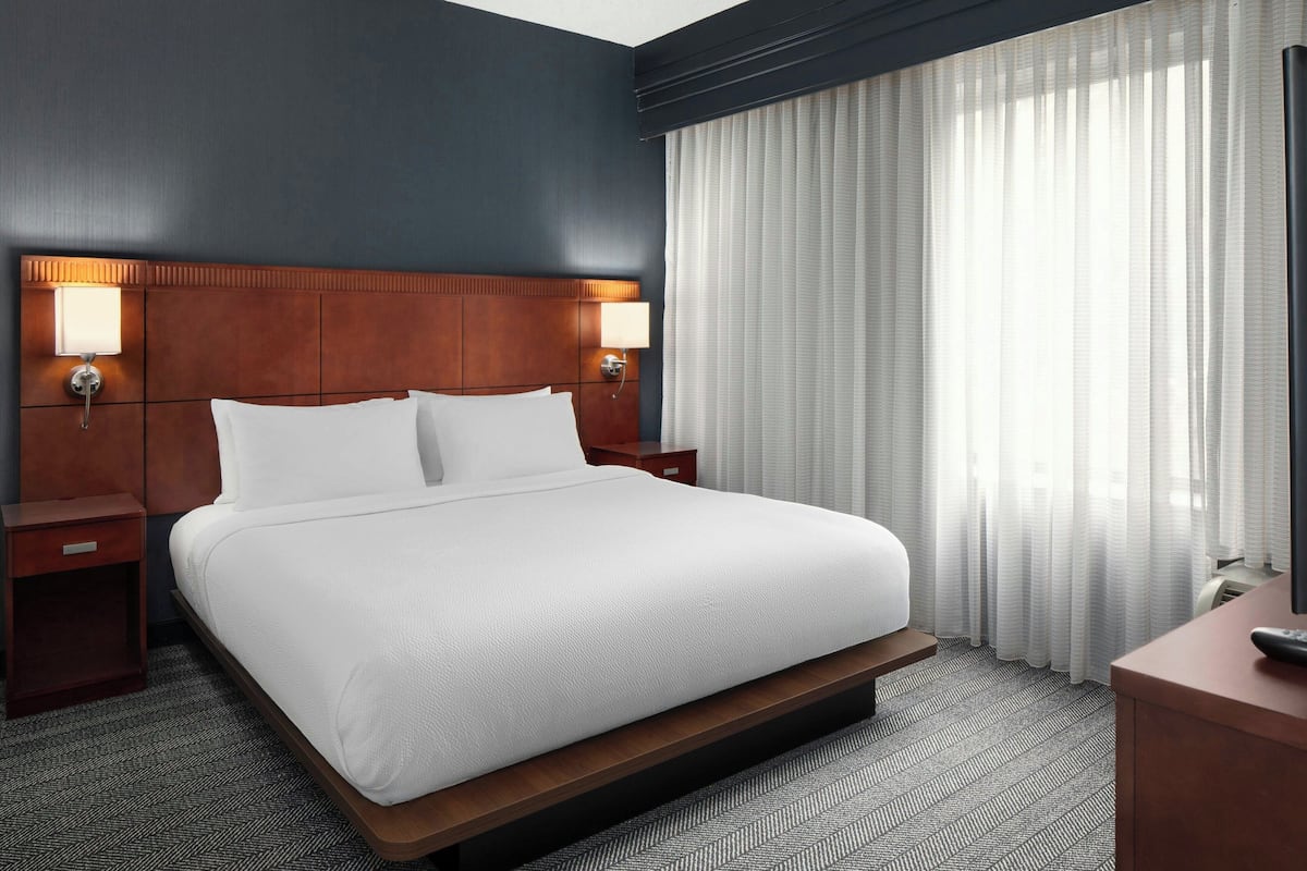 Premium bedding, in-room safe, desk, blackout drapes