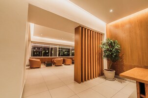 32-英寸液晶电视 （配备有线频道）、电视