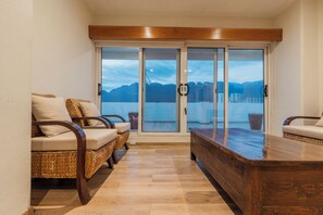 Suite, 1 King Bed with Sofa bed, Non Smoking | In-room safe, desk, blackout drapes, iron/ironing board - Comfort Inn Monterrey Valle (San Pedro Garza García)