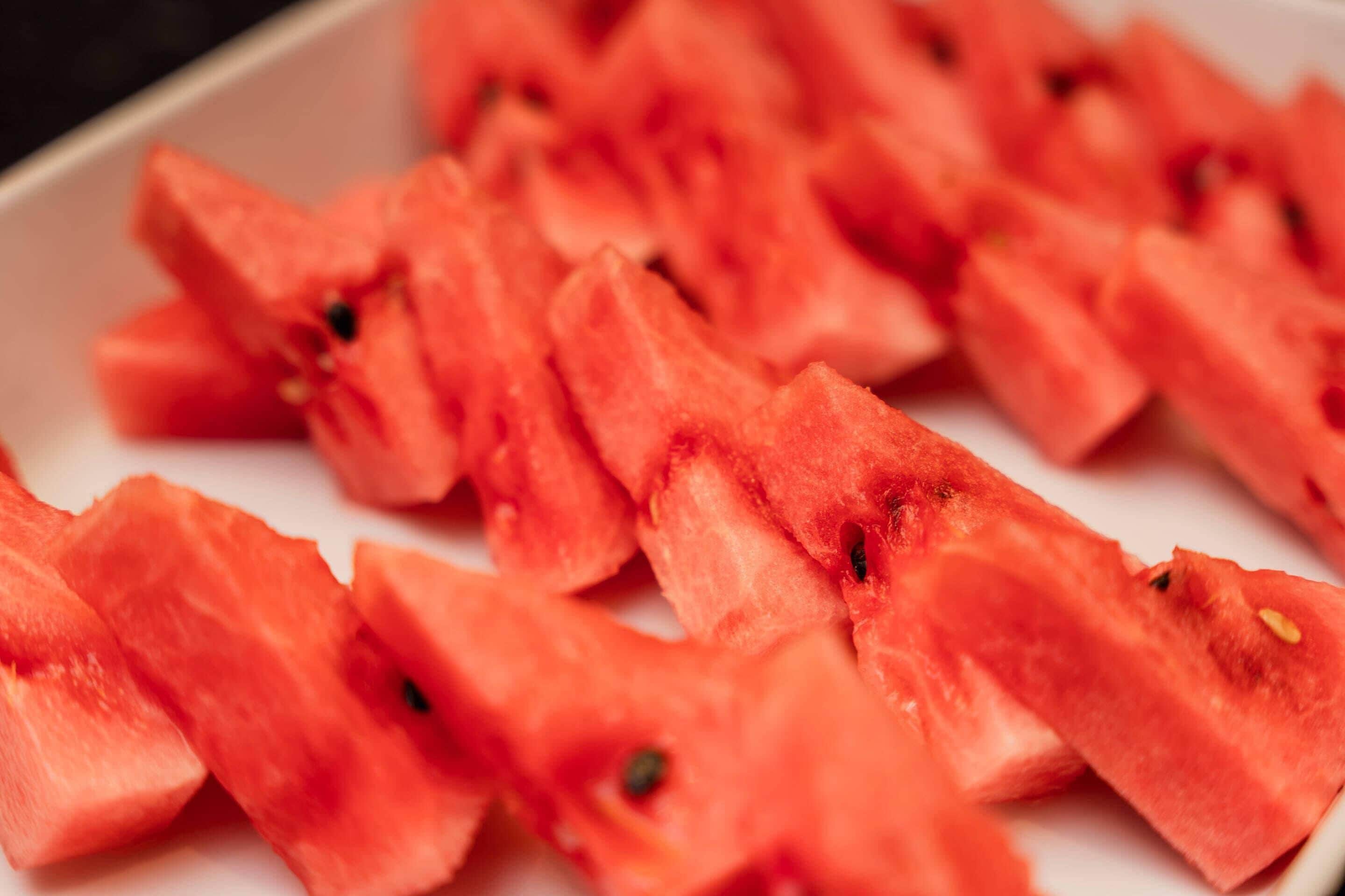 Eine Schale mit Wassermelonenscheiben.