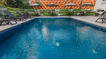 Piscina externa, guarda-sóis, espreguiçadeiras