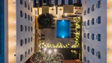 Piscina externa, guarda-sóis, espreguiçadeiras