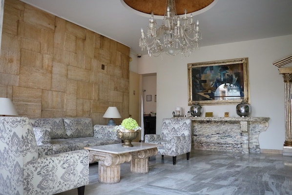 Lobby sitting area - Hotel Suites Bernini (Guadalajara)