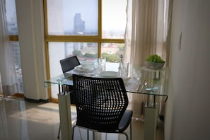 Standard Suite (Single) | Living area | TV - Hotel Suites Bernini (Guadalajara)