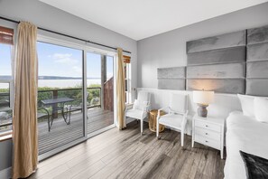 Free WiFi, bed sheets - Camano Island Inn (Camano Island)