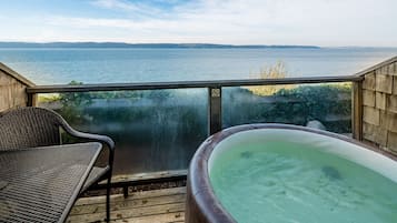 Indoor spa tub