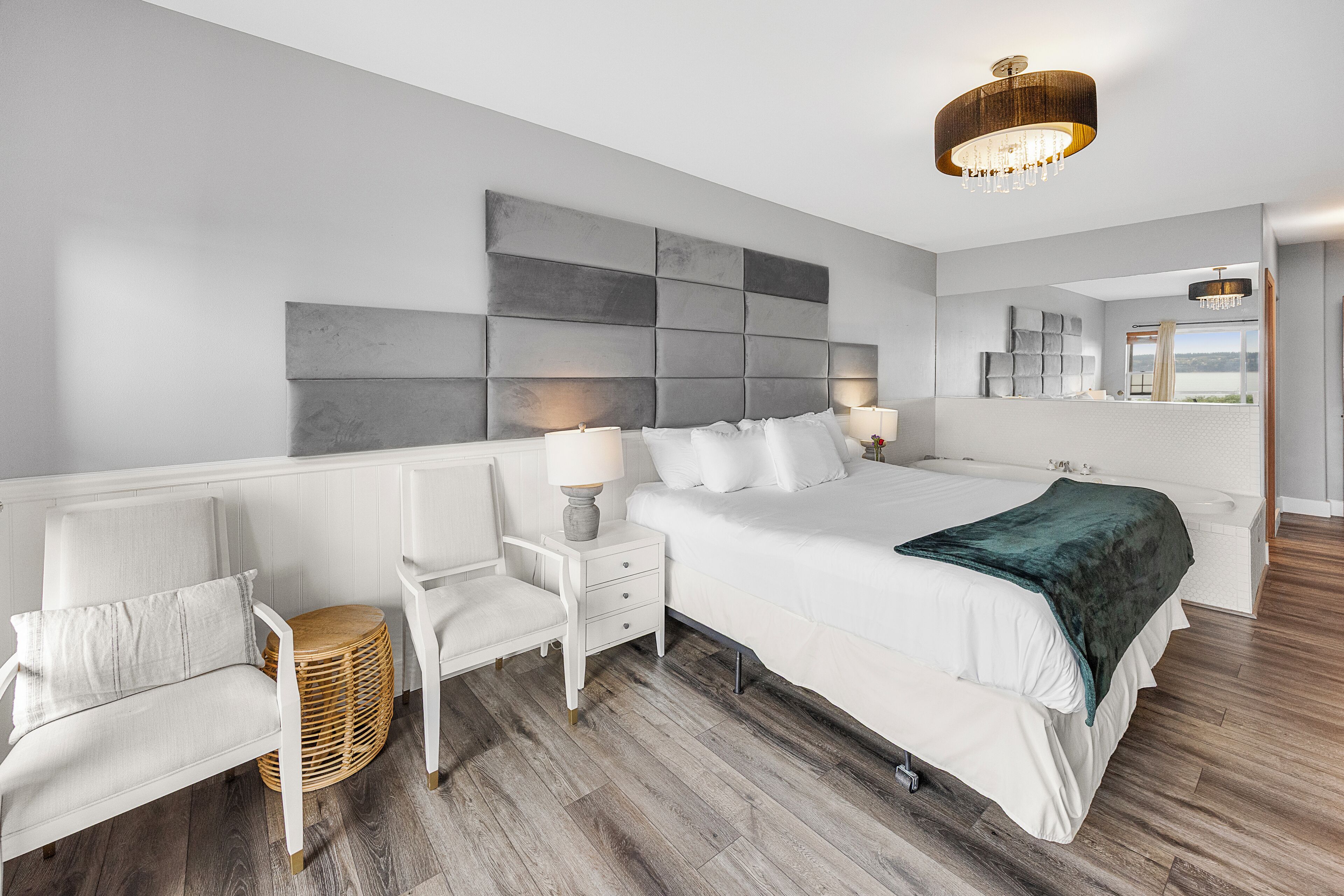 Room 1 with King Bed and Jetted Tub | Free WiFi, bed sheets