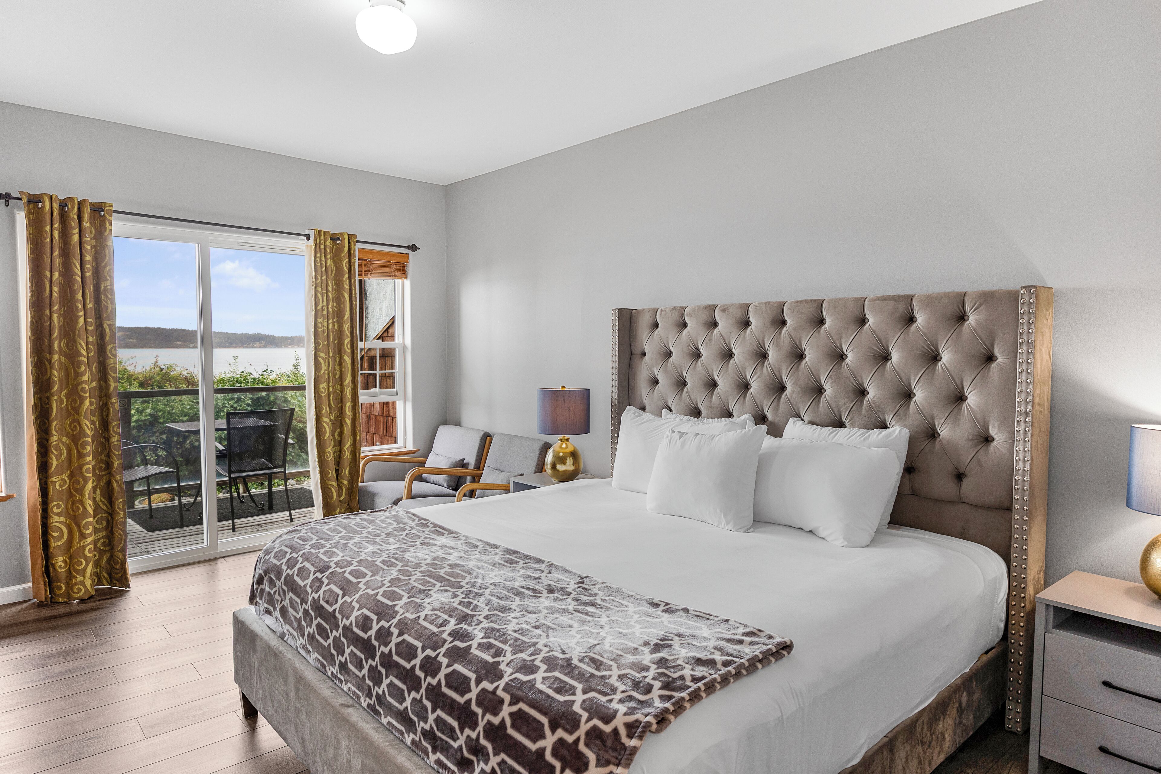 Room 6 with King Bed | Free WiFi, bed sheets