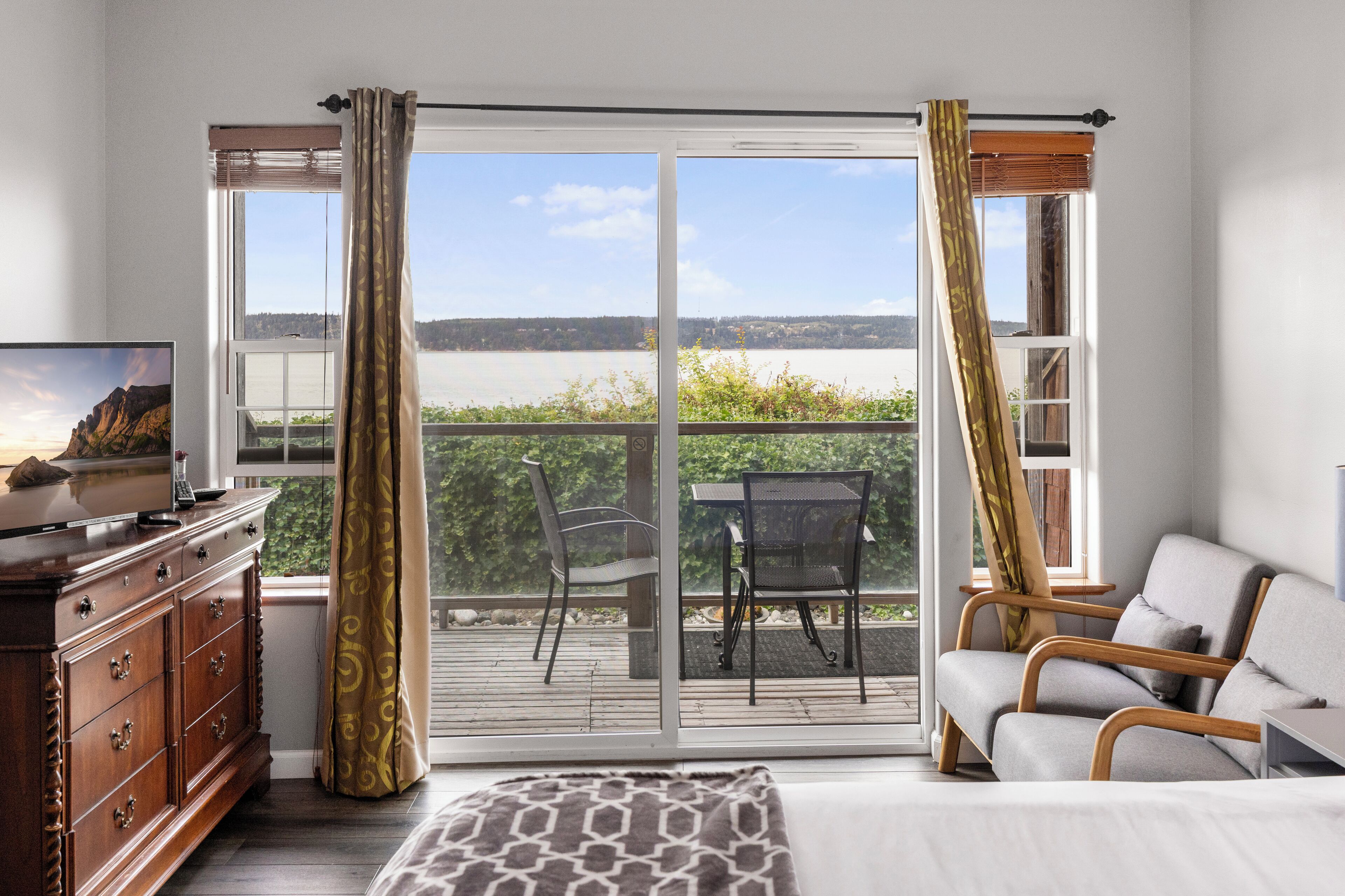 Room 6 with King Bed | Free WiFi, bed sheets