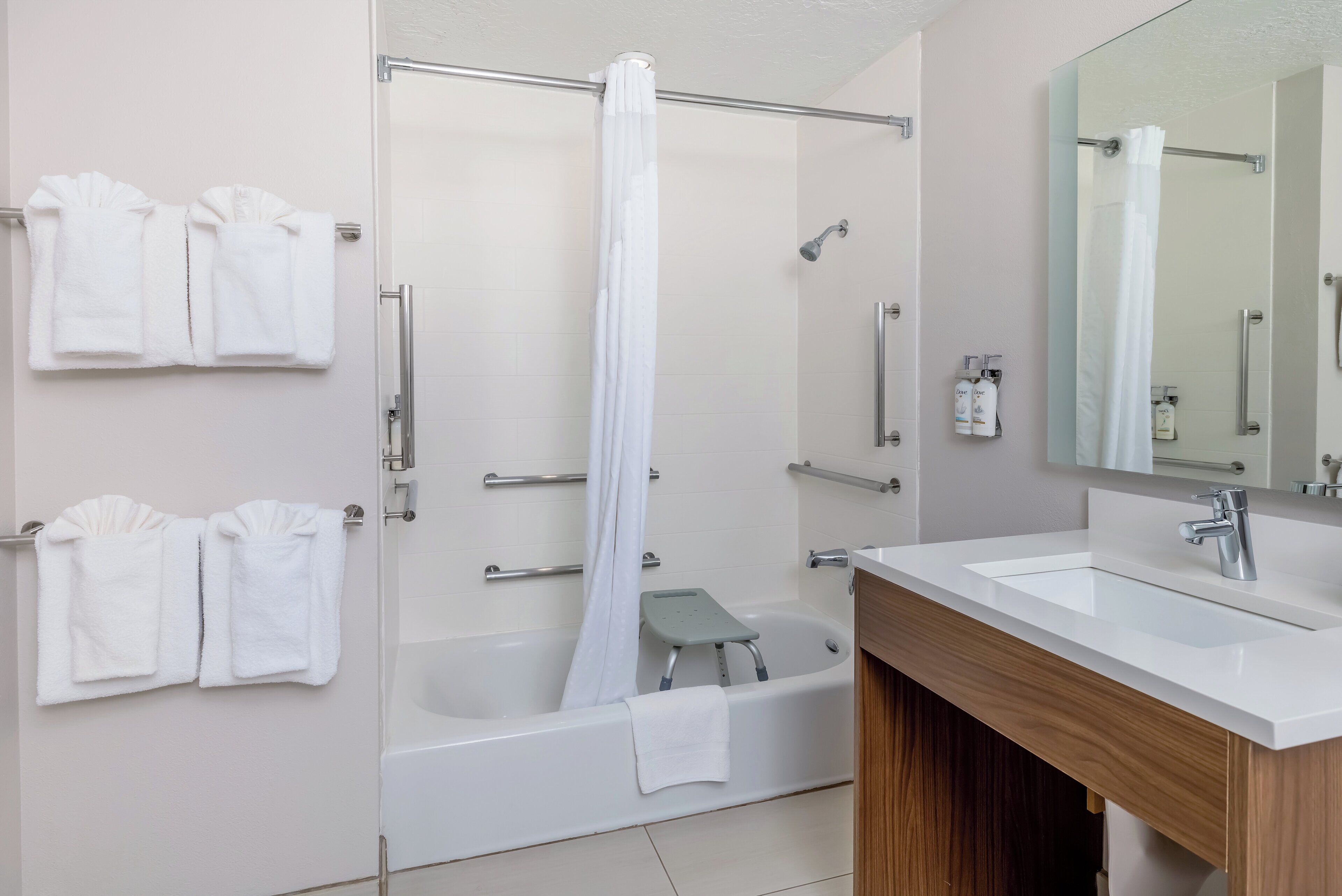 Un baño moderno con bañera, ducha y tocador.