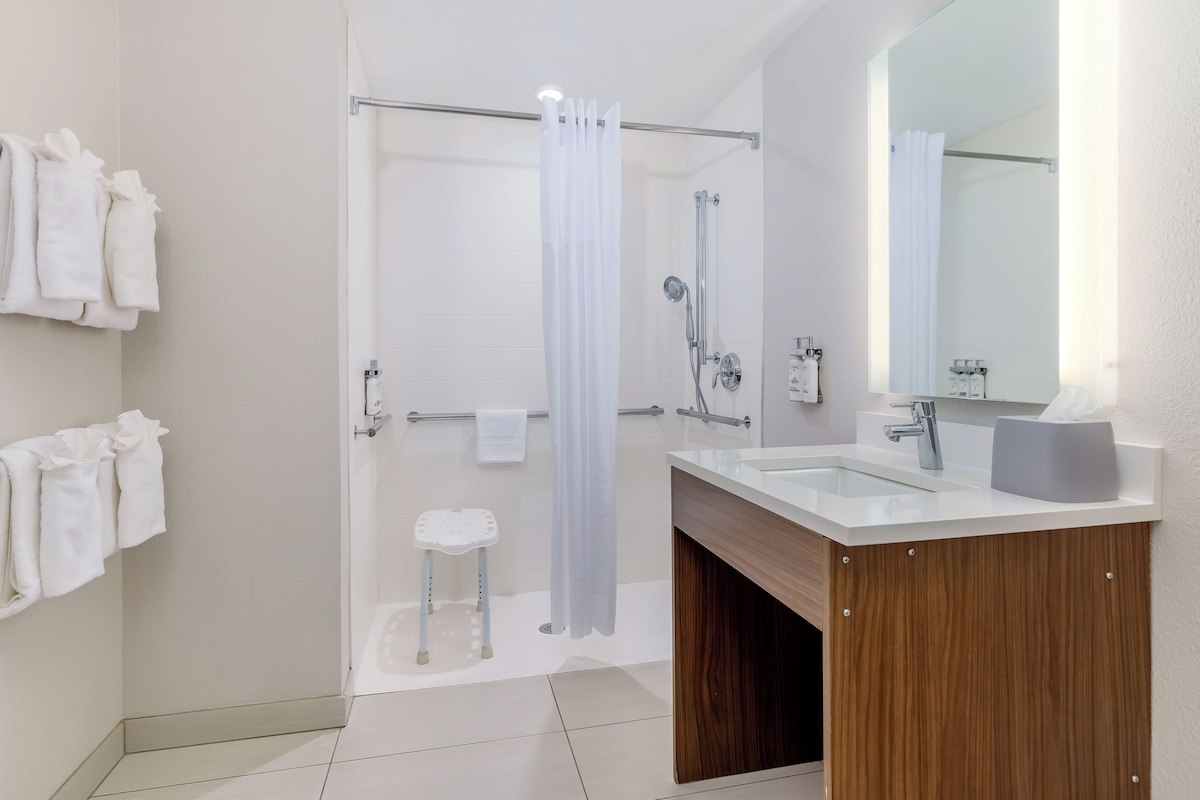 Standard Room, 1 King Bed, Accessible (Mobility, Accessible Tub) | In-room safe, desk, iron/ironing board, cribs (free)