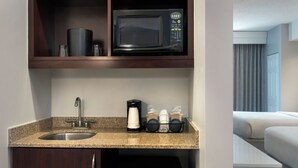 Premium bedding, desk, blackout drapes, iron/ironing board - Springhill Suites by Marriott Pittsburgh Mills (Tarentum)