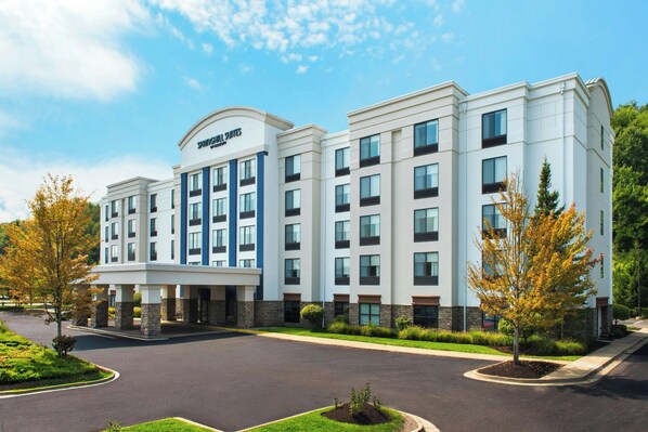 A modern hotel with a central entrance, multiple floors, and a landscaped driveway. - Springhill Suites by Marriott Pittsburgh Mills (Tarentum)