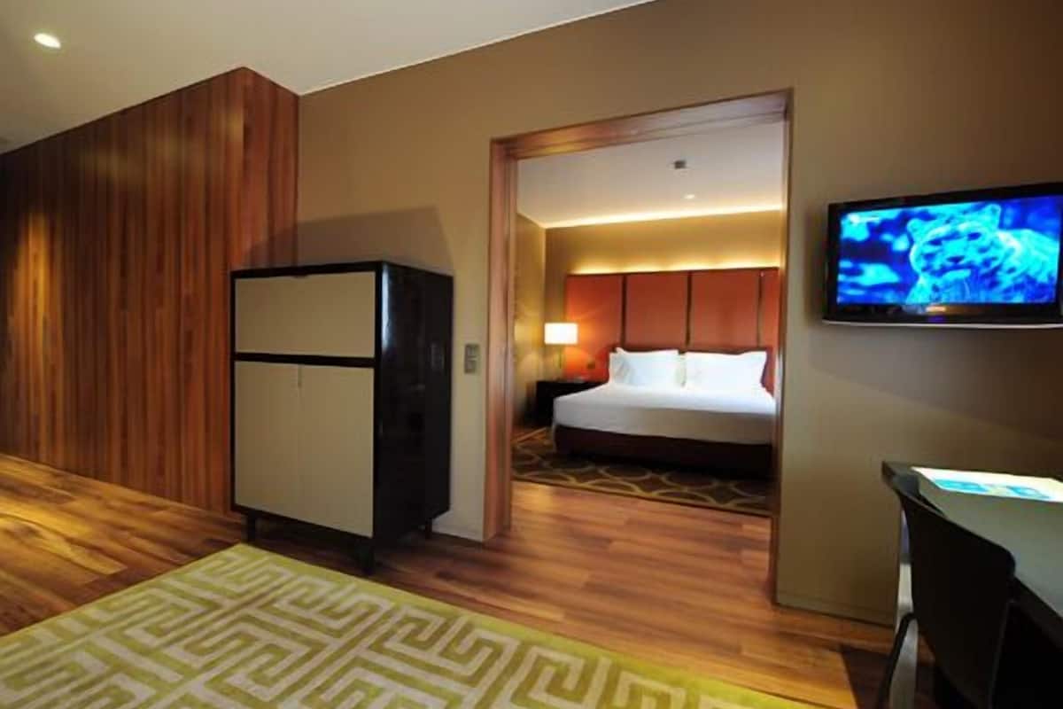 Suite – deluxe | Minibar, safe på rommet, skrivebord og lydisolert