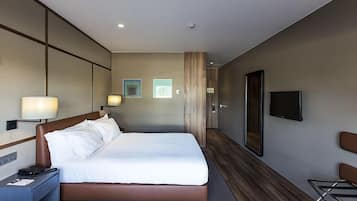 Quarto casal | 1 quarto, frigobar, cofres nos quartos, escrivaninha