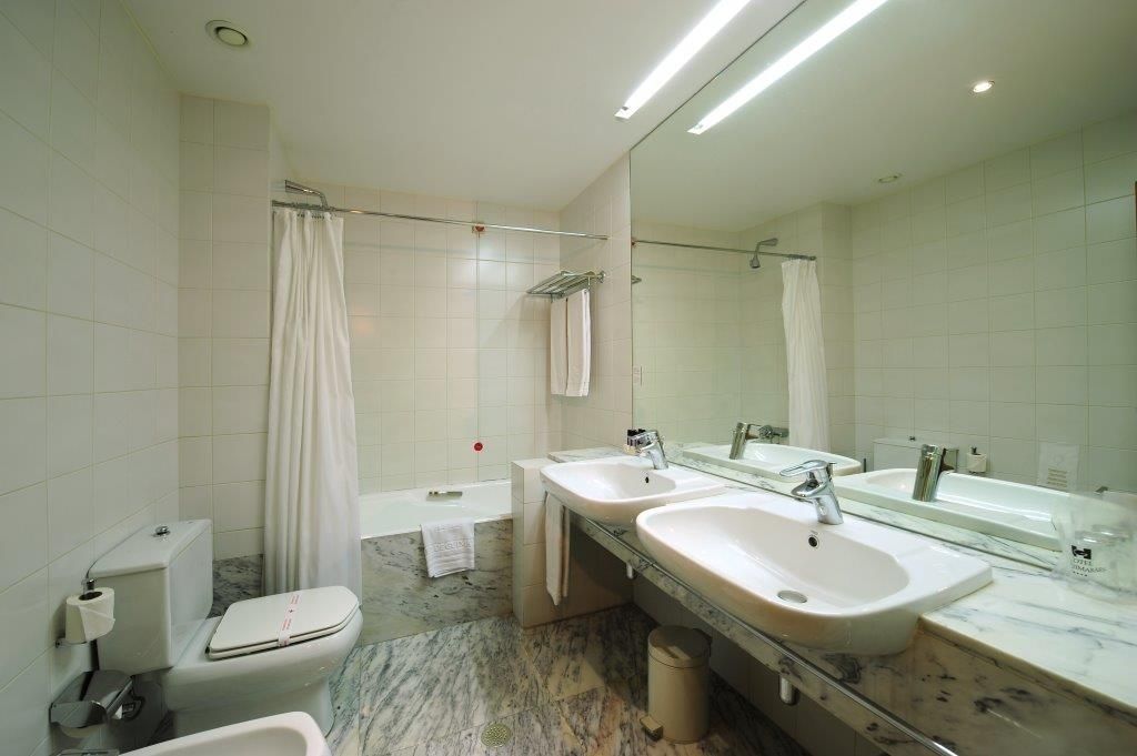 double room | 1 bedroom, minibar, in-room safe, desk