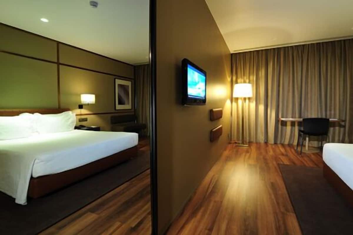 Superior Double Room | 1 bedroom, minibar, in-room safe, desk