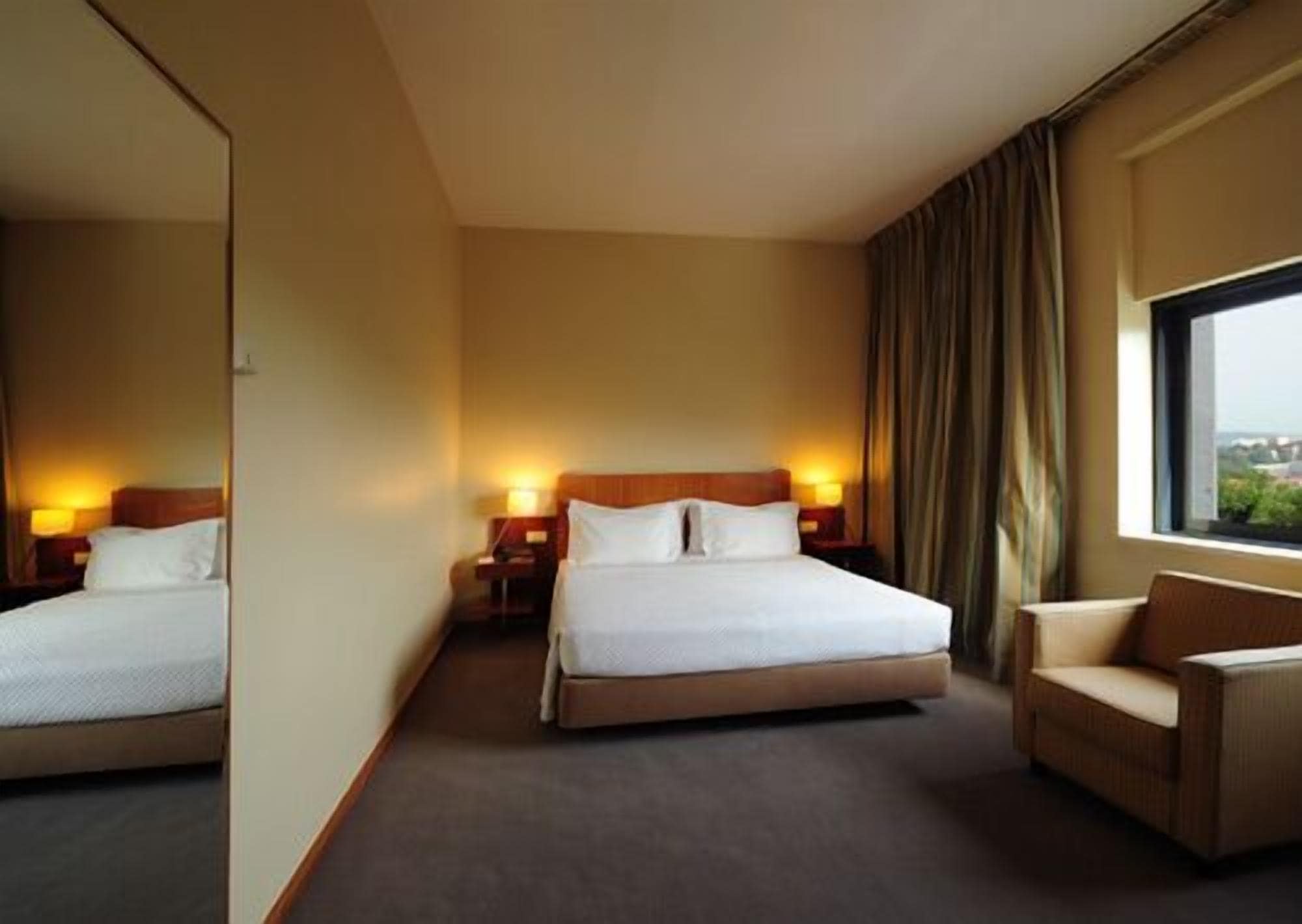 deluxe suite | 1 bedroom, minibar, in-room safe, desk