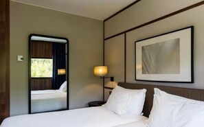 Standard Twin Room | Minibar, in-room safe, desk, soundproofing - Hotel de Guimarães (Guimarães)