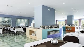 Se sirven comidas, cenas y cocina mediterránea