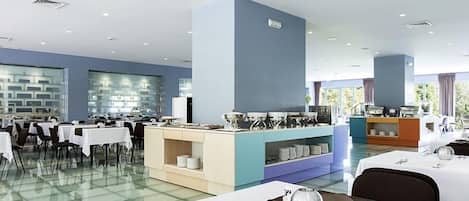 Se sirven comidas, cenas y cocina mediterránea