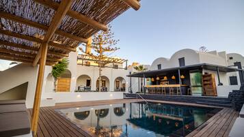 Piscina externa sazonal, espreguiçadeiras