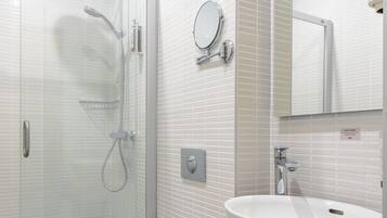 Douche, articles de toilette gratuits, sĂšche-cheveux