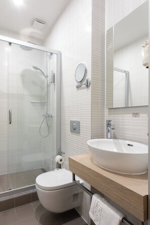 Douche, articles de toilette (gratuits), séchoir à cheveux