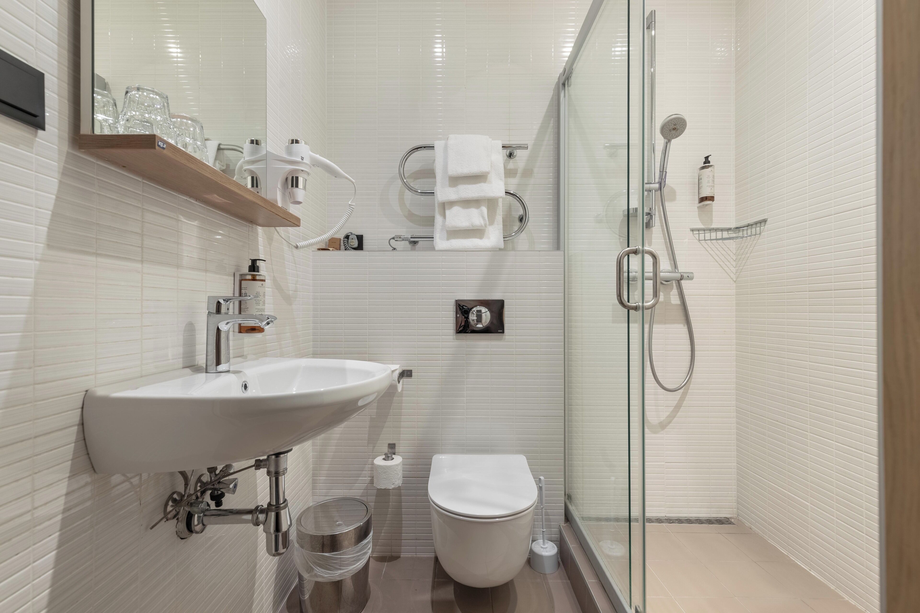 economy twin room | bathroom | shower, free toiletries, hair dryer, towels