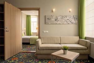 Apartment, 1 Bedroom, Kitchen | Minibar, in-room safe, desk, blackout curtains