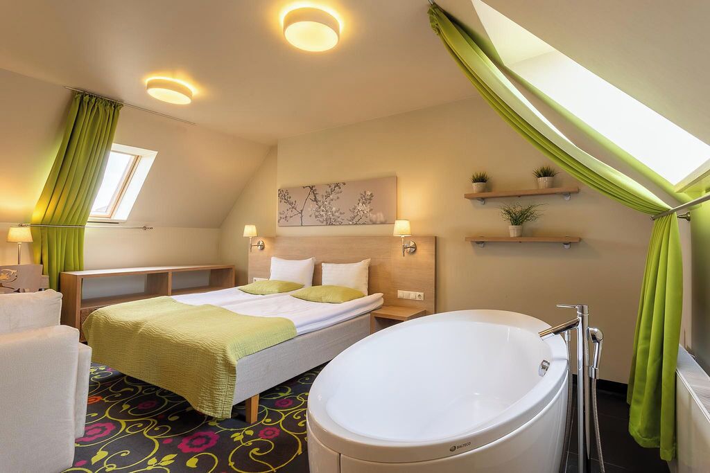 Deluxe Suite | Minibar, in-room safe, desk, blackout drapes