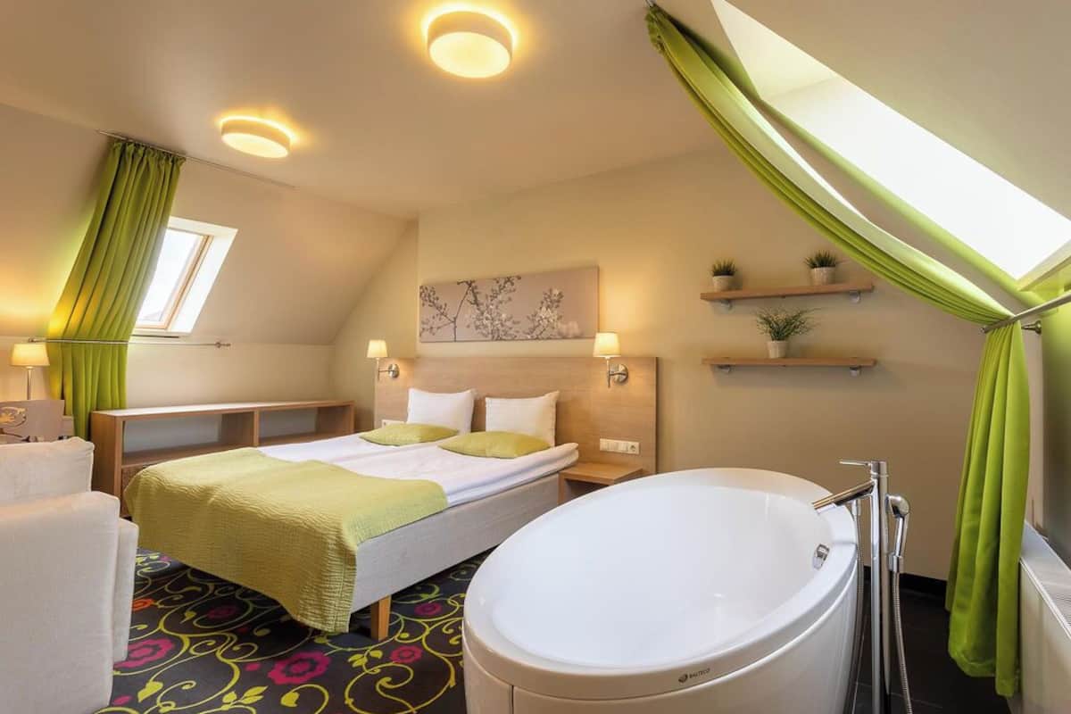Deluxe Suite | In-room safe, desk, blackout drapes, soundproofing