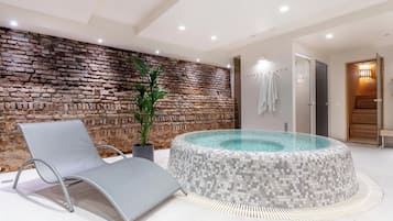 Sauna, hot tub