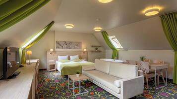 Deluxe Suite | Minibar, in-room safe, desk, blackout curtains
