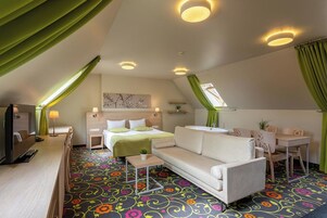 Deluxe Suite | Minibar, in-room safe, desk, blackout curtains