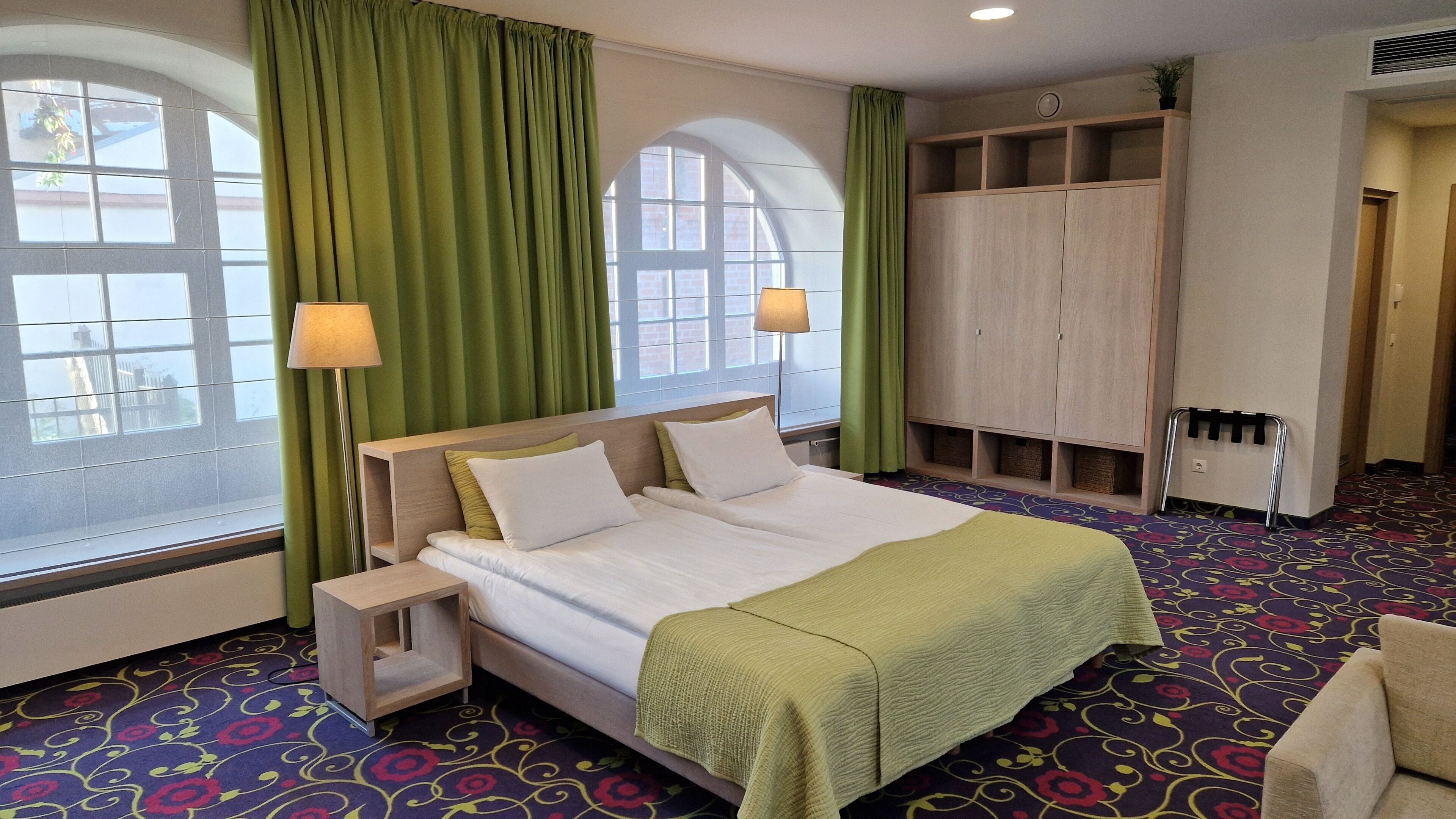 Deluxe Apartment | Minibar, in-room safe, desk, blackout drapes