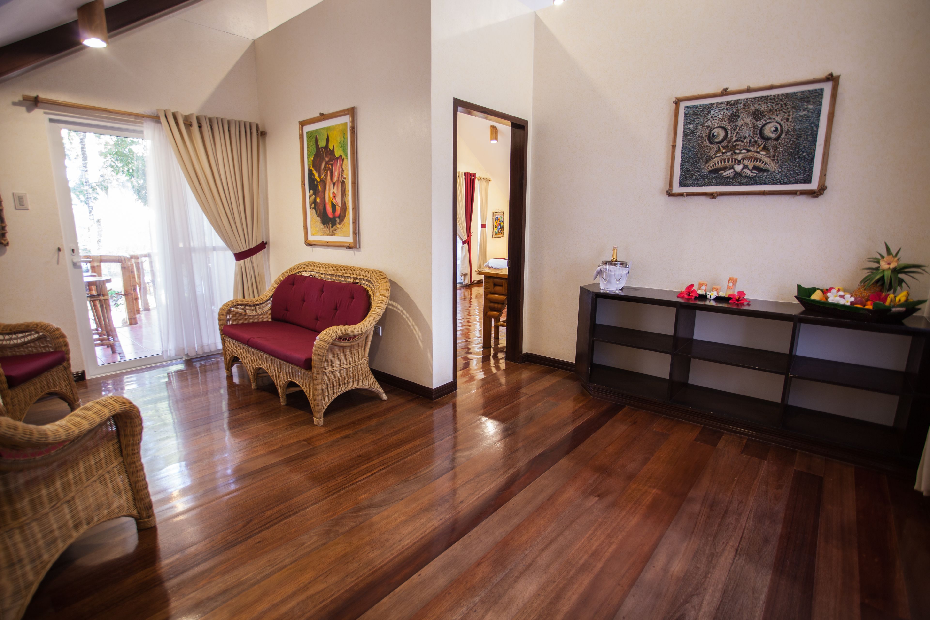 suite | living room | flat-screen tv