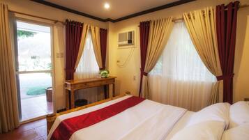 Family Room | Minibar, in-room safe, desk, rollaway beds