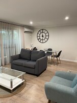 Appartement, 2 slaapkamers (Serviced) | Woonruimte | Een televisie