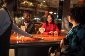 Serve almoço e jantar