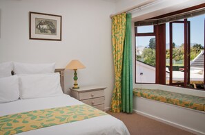 Standard-Doppelzimmer | Hochwertige Bettwaren, Zimmersafe, individuell dekoriert, Schreibtisch