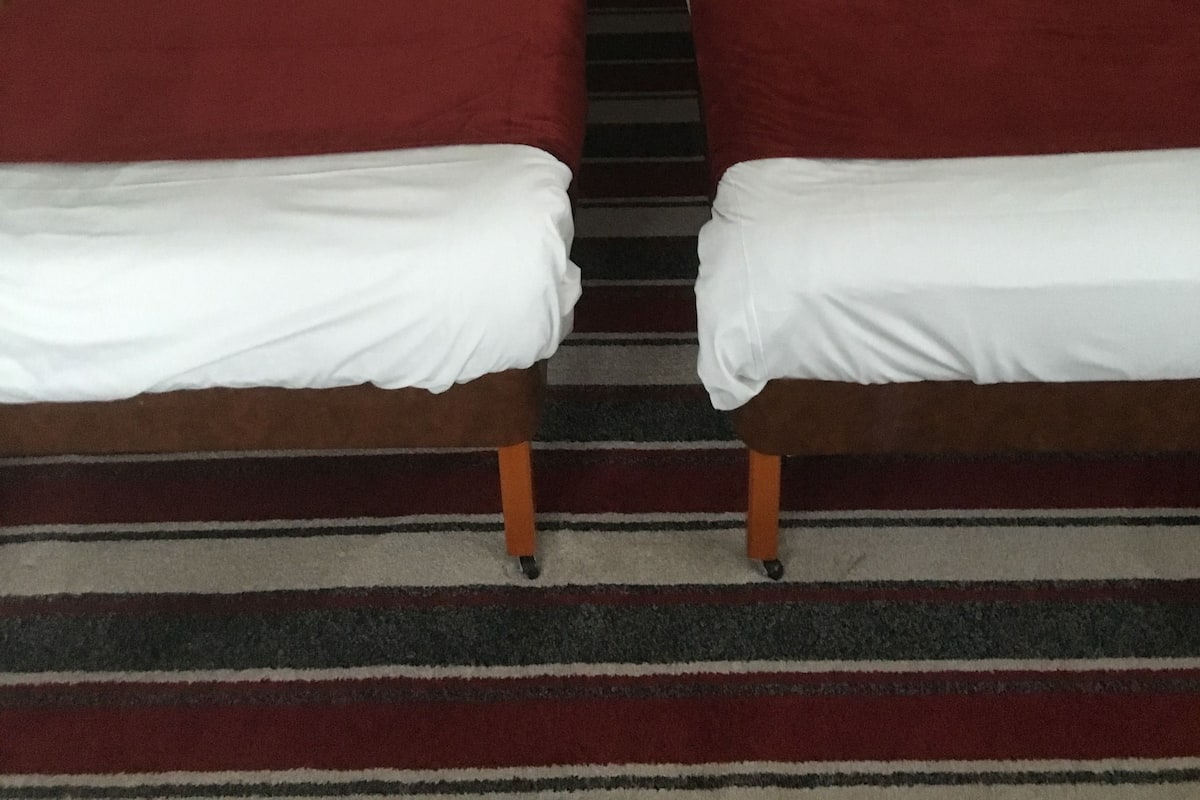 Standaard Twin kamer | Een bureau, gratis wifi, beddengoed