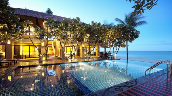 Outdoor pool, sun loungers