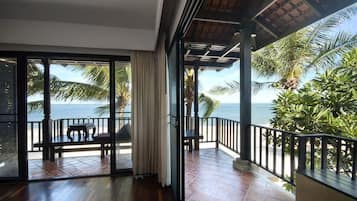 Minntra Beachfront | Een kluis op de kamer, een bureau, gratis wifi