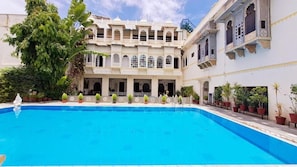 Outdoor pool, open 9:00 AM to 7:00 PM, pool umbrellas - HOTEL MAHENDRA PRAKASH (Udaipur)
