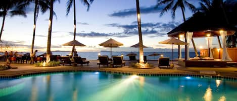 Piscine extérieure, parasols de plage, chaises longues